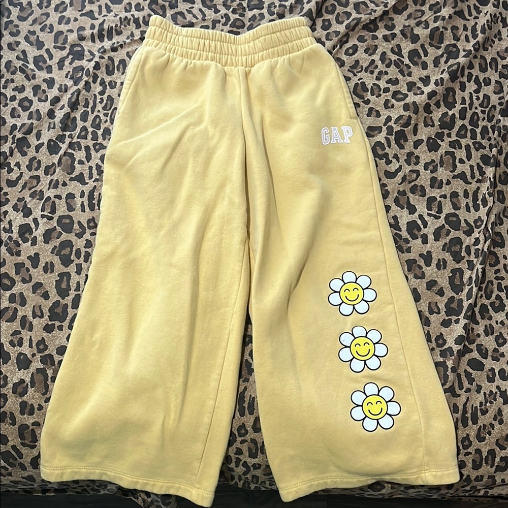 Gap yellow daisy smiley face wide leg sweat pants. GUC, no stains or rips.